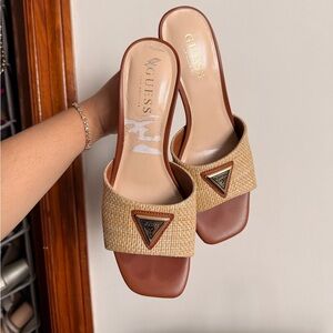 GUESS Women's Tan kitten heels
